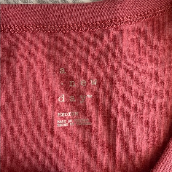 Stretchy longer style shirt - Picture 2 of 4